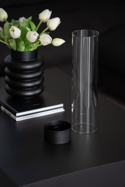 Stabkerzenhalter mit schwarzem Sockel und Glaszylinder im modernen minimalistischen Design - Detailaufnahme Zylinder neben So
