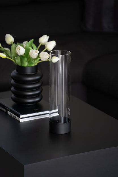 Stabkerzenhalter mit schwarzem Sockel und Glaszylinder im modernen minimalistischen Design