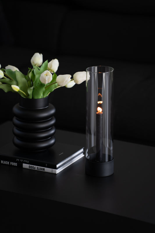 Stabkerzenhalter mit schwarzem Sockel und Glaszylinder im modernen minimalistischen Design - Beispiel mit Kerze