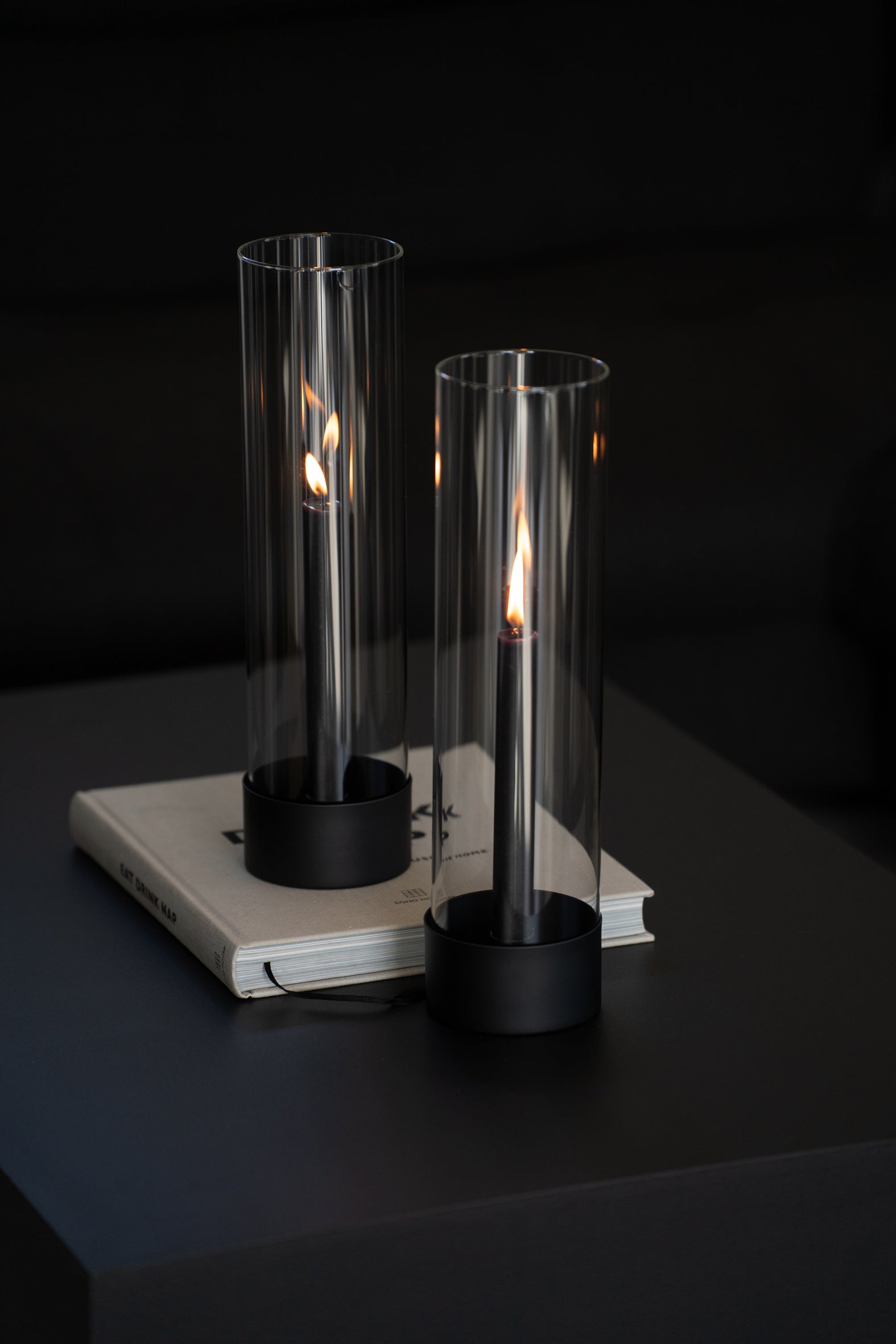 Stabkerzenhalter mit schwarzem Sockel und Glaszylinder im modernen minimalistischen Design - Aufnahme mit zwei Kerzenhaltern