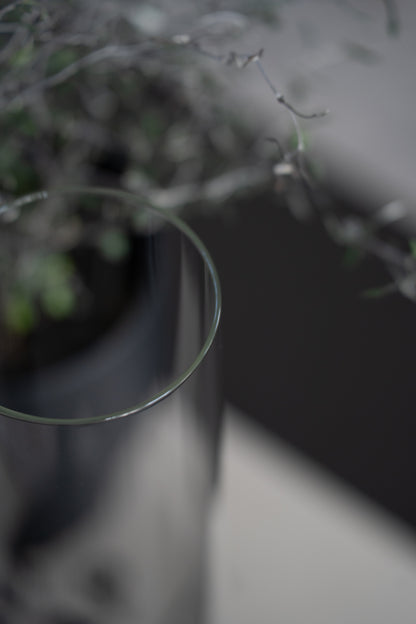Stabkerzenhalter mit schwarzem Sockel und Glaszylinder im modernen minimalistischen Design - Detailaufnahme Glasrand