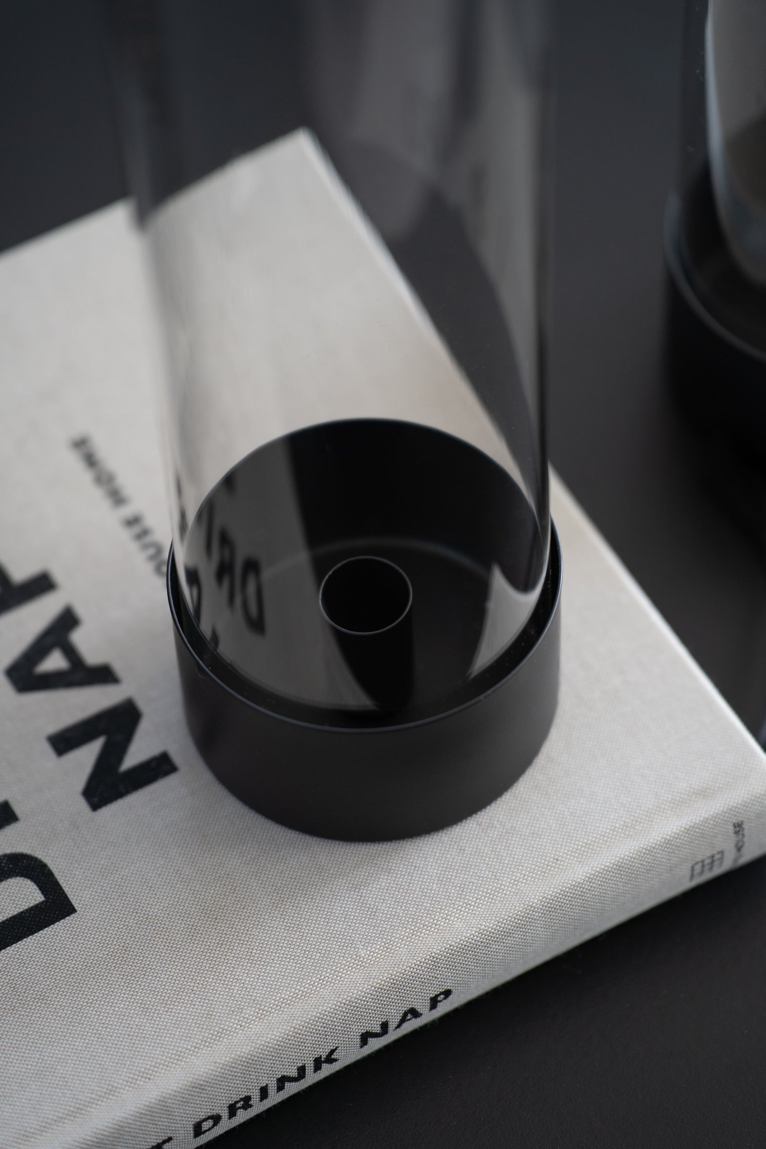 Stabkerzenhalter mit schwarzem Sockel und Glaszylinder im modernen minimalistischen Design - Nahaufnahme