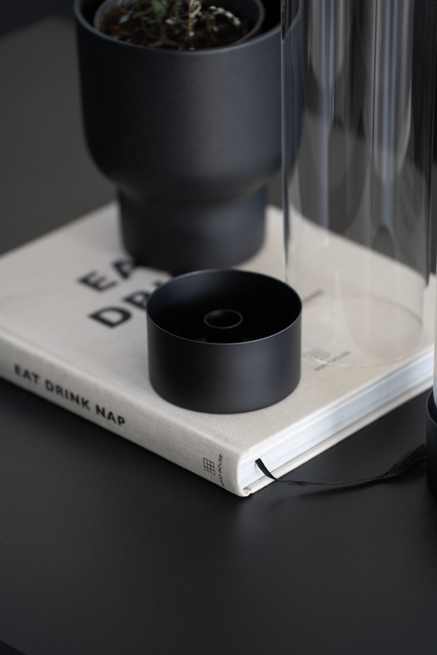 Stabkerzenhalter mit schwarzem Sockel und Glaszylinder im modernen minimalistischen Design - Nahaufnahme