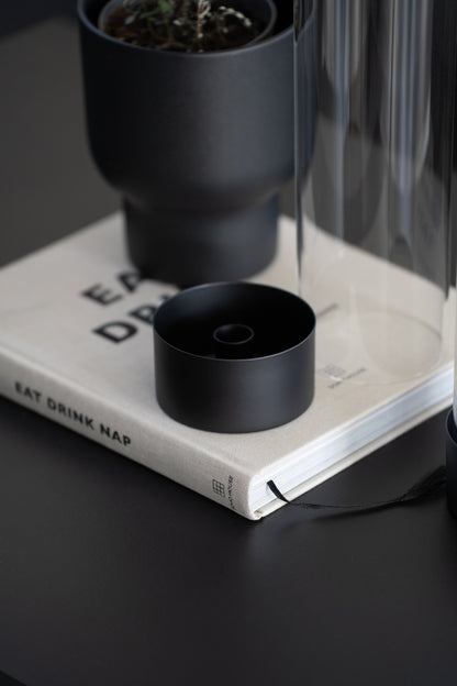 Stabkerzenhalter mit schwarzem Sockel und Glaszylinder im modernen minimalistischen Design - Nahaufnahme