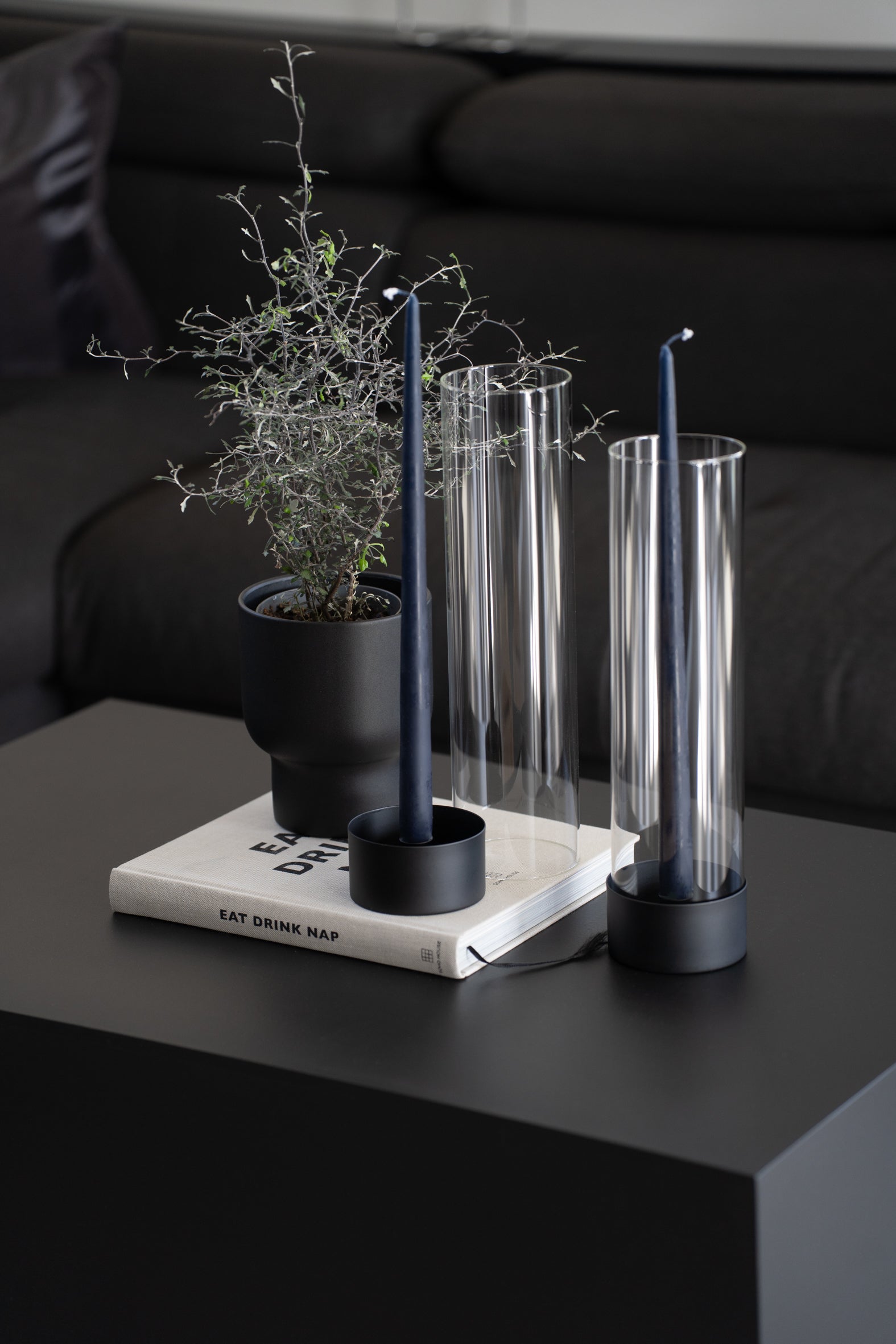 Stabkerzenhalter mit schwarzem Sockel und Glaszylinder im modernen minimalistischen Design - Aufnahme mit zwei Kerzenhaltern