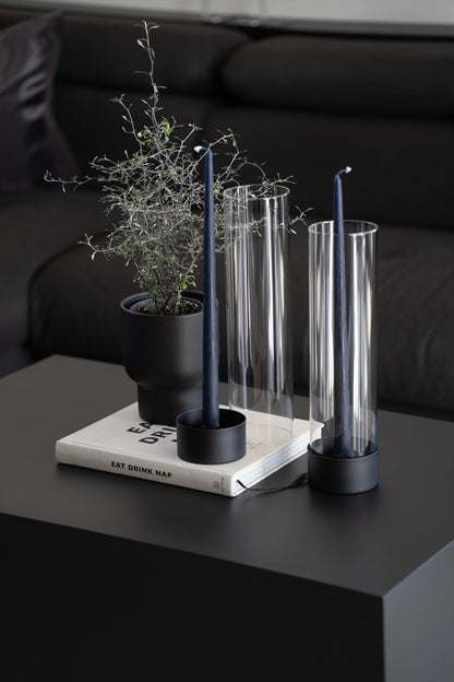 Stabkerzenhalter mit schwarzem Sockel und Glaszylinder im modernen minimalistischen Design - Aufnahme mit zwei Kerzenhaltern