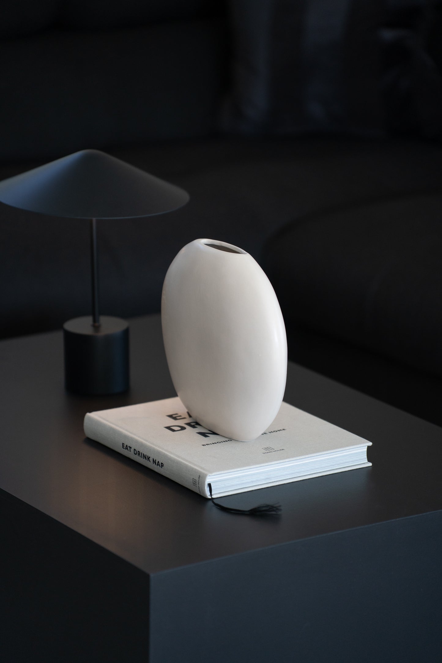 Weiße minimalistische Steingutvase als moderne Wohnzimmerdekoration