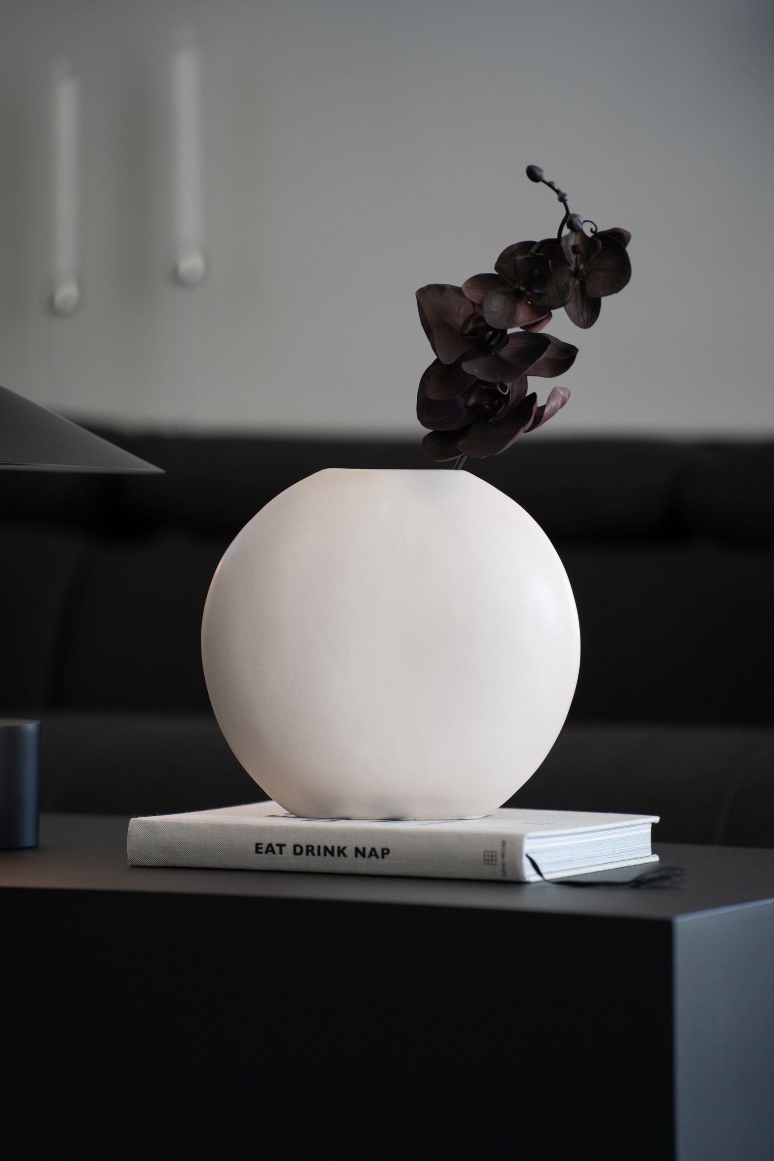 Weiße minimalistische Steingutvase als moderne Wohnzimmerdekoration