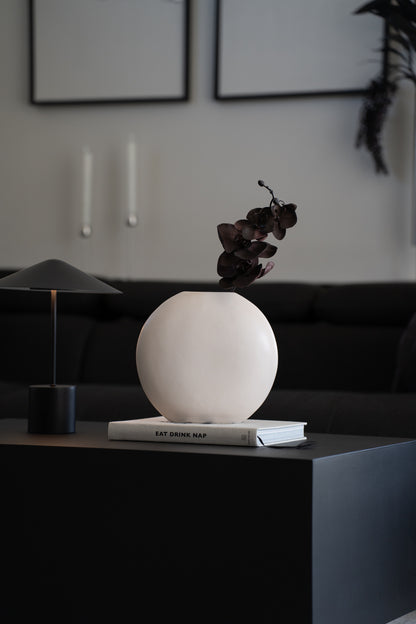 Weiße minimalistische Steingutvase als moderne Wohnzimmerdekoration