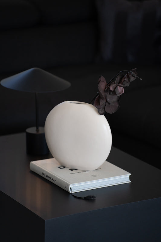 Weiße minimalistische Steingutvase als moderne Wohnzimmerdekoration