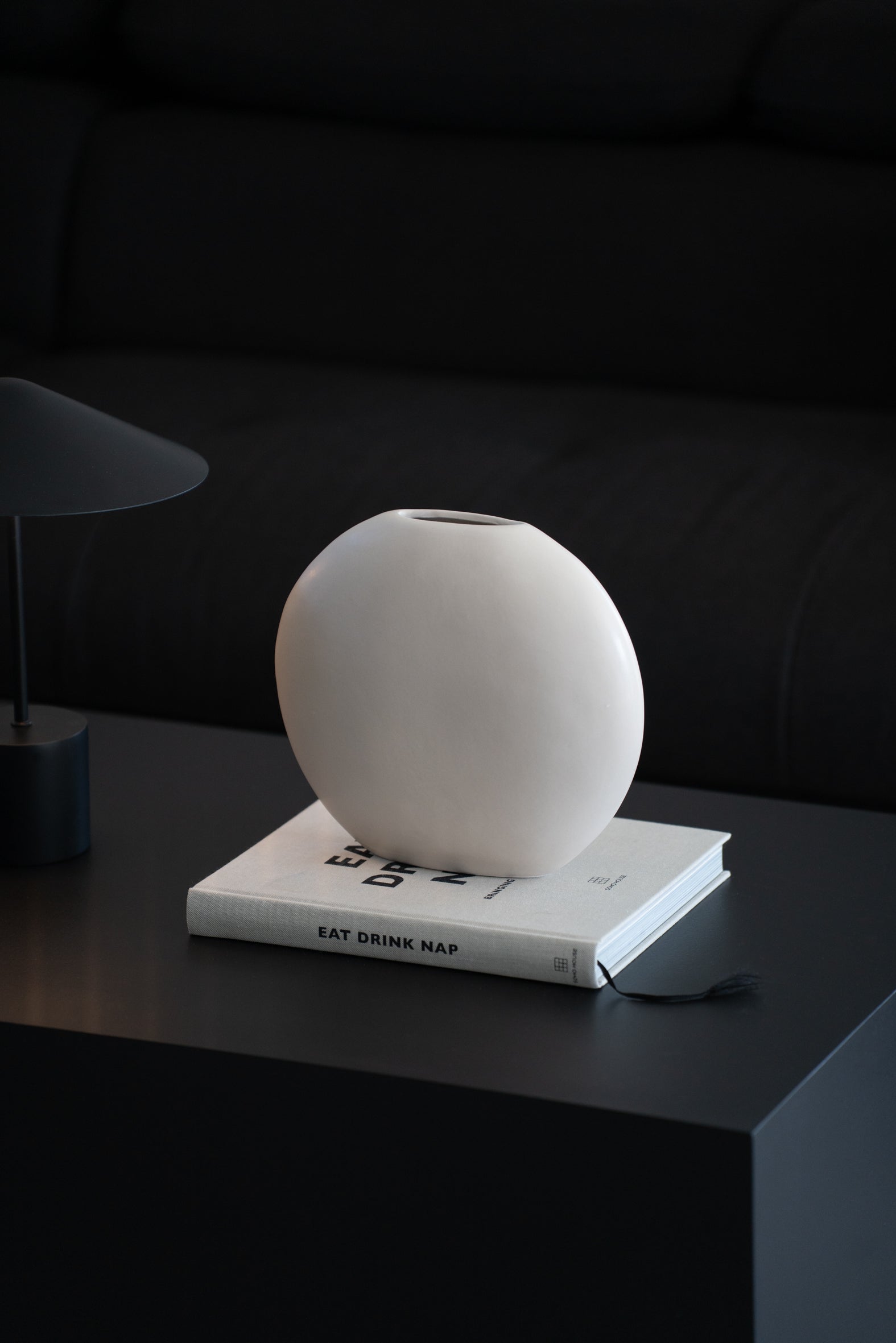Weiße minimalistische Steingutvase als moderne Wohnzimmerdekoration