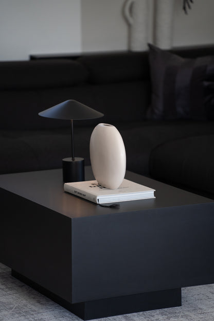 Weiße minimalistische Steingutvase als moderne Wohnzimmerdekoration