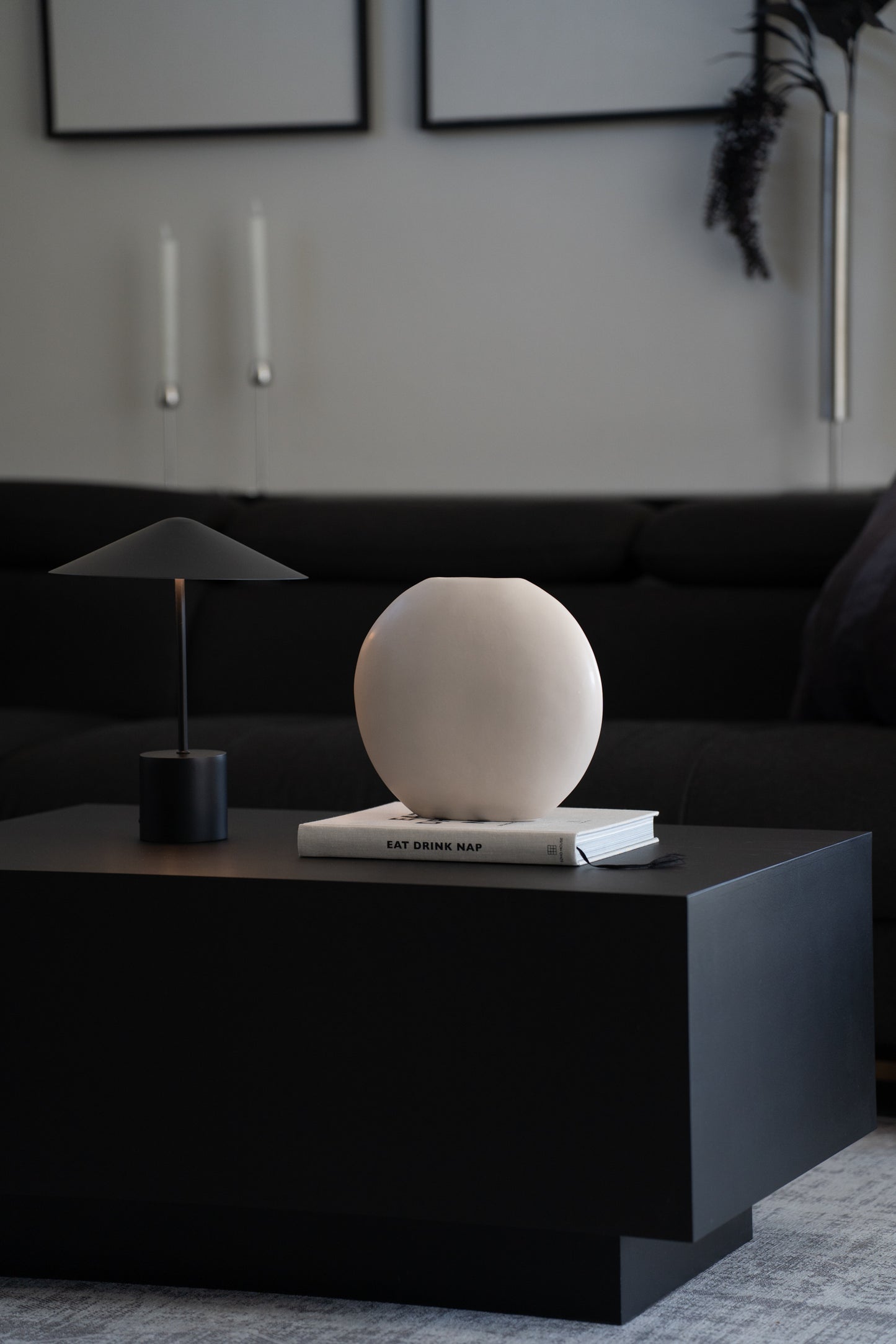 Weiße minimalistische Steingutvase als moderne Wohnzimmerdekoration