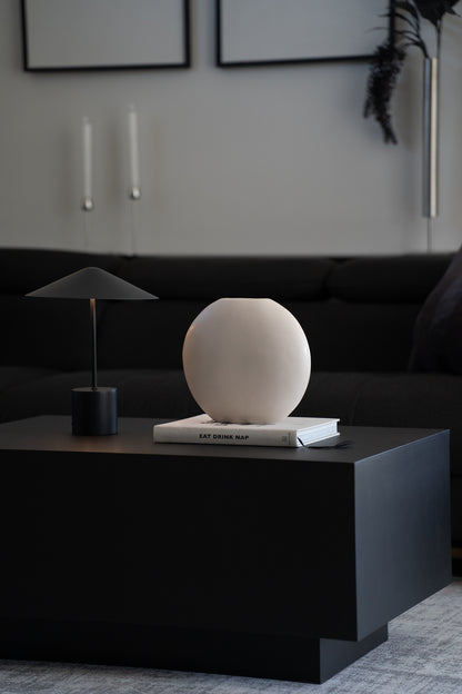 Weiße minimalistische Steingutvase als moderne Wohnzimmerdekoration