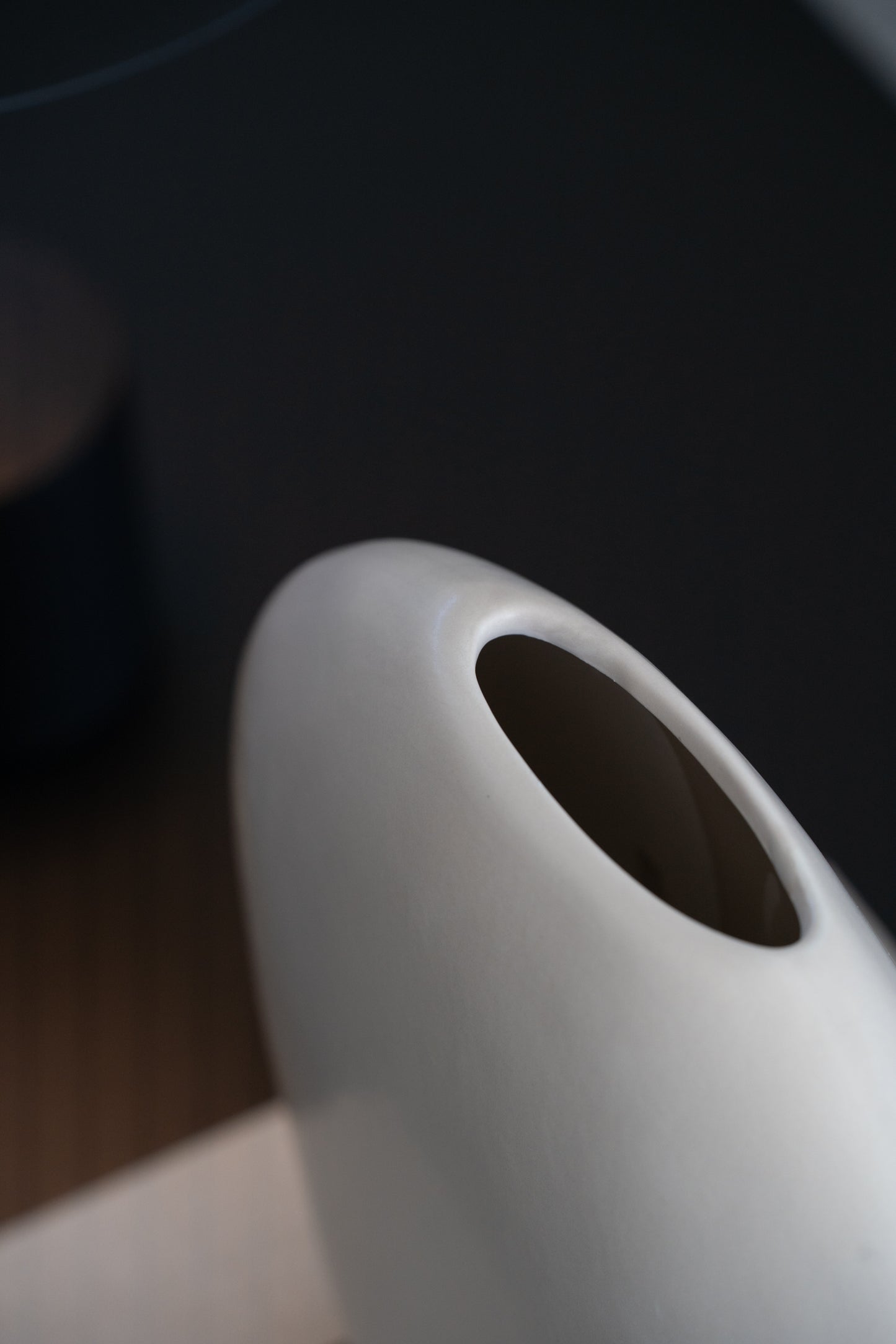 Weiße minimalistische Steingutvase als moderne Wohnzimmerdekoration