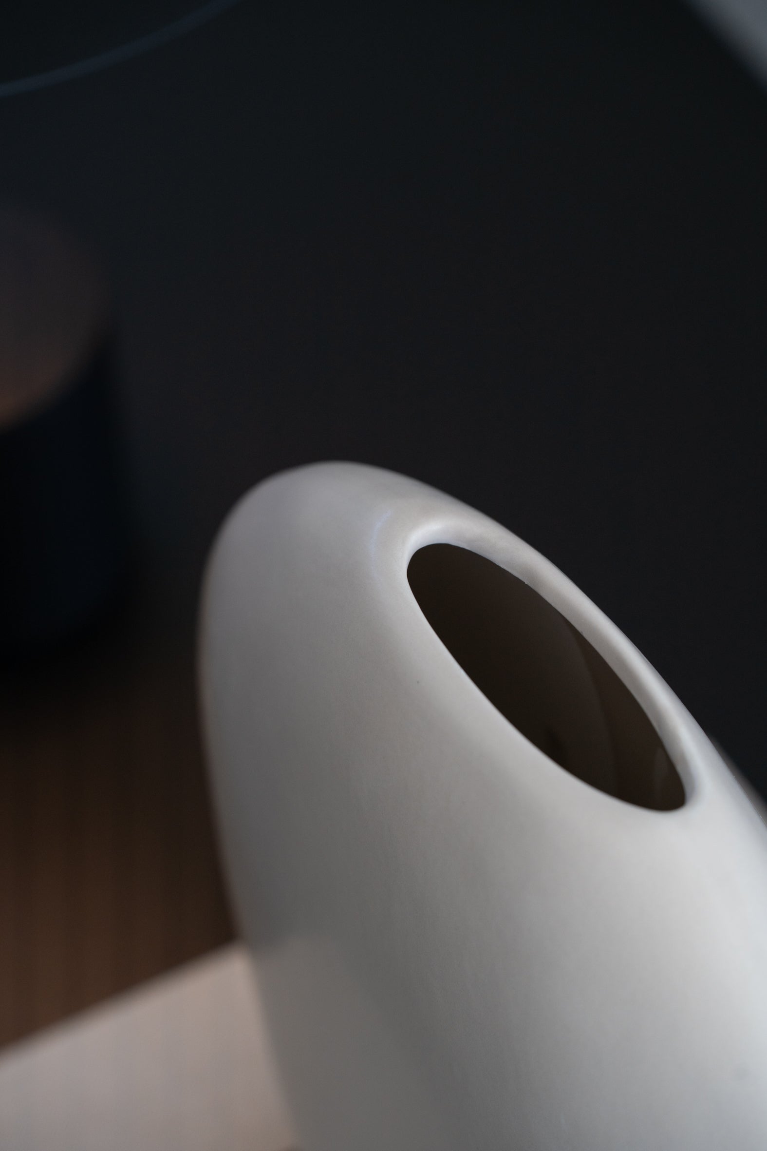 Weiße minimalistische Steingutvase als moderne Wohnzimmerdekoration
