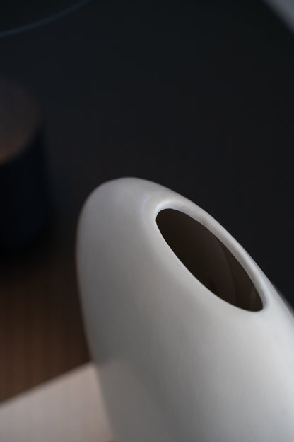 Weiße minimalistische Steingutvase als moderne Wohnzimmerdekoration
