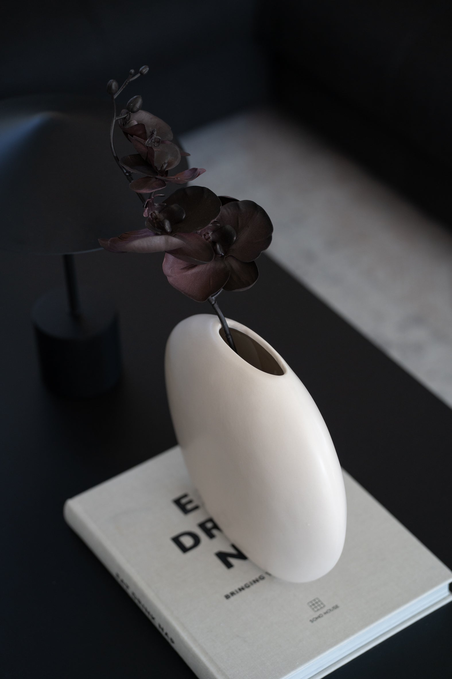 Weiße minimalistische Steingutvase als moderne Wohnzimmerdekoration
