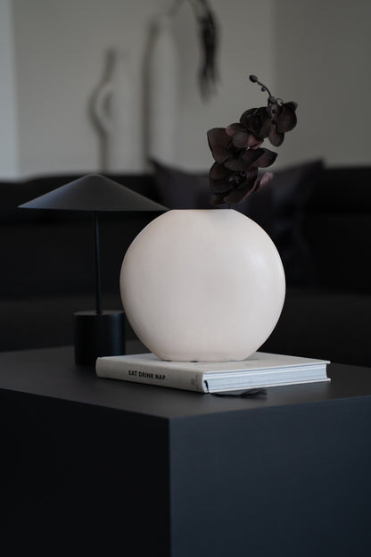 Weiße minimalistische Steingutvase als moderne Wohnzimmerdekoration