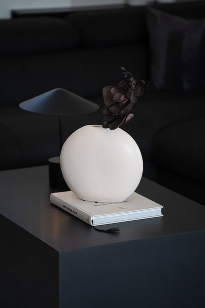 Weiße minimalistische Steingutvase als moderne Wohnzimmerdekoration