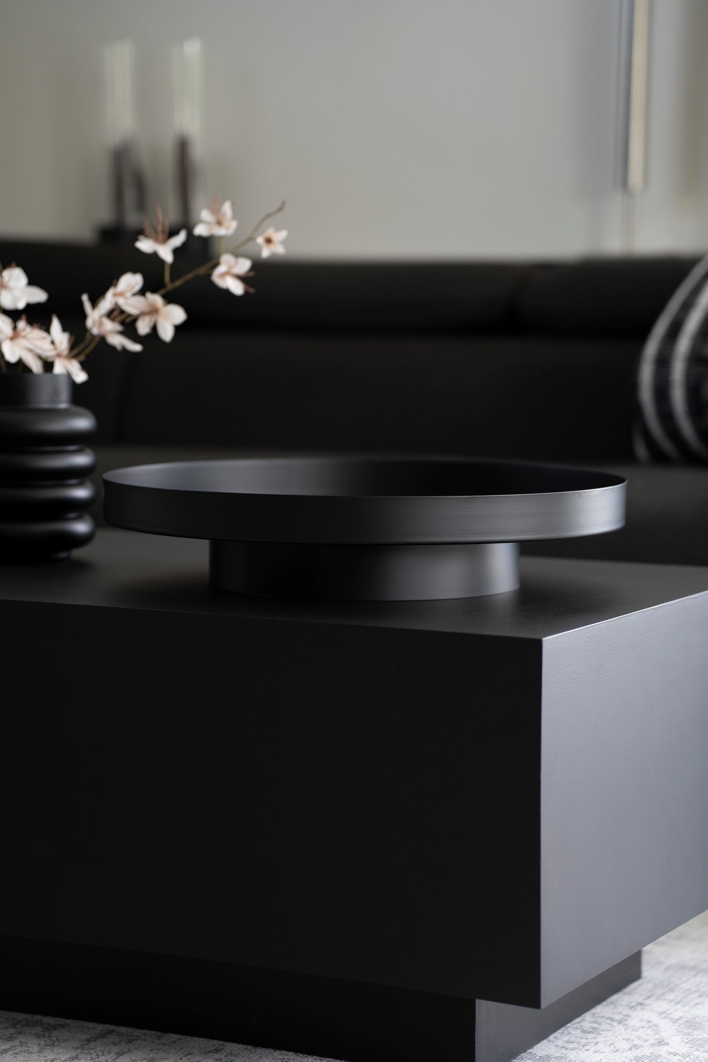 Elegantes rundes Metall-Tablett auf Standfuß in Schwarz
