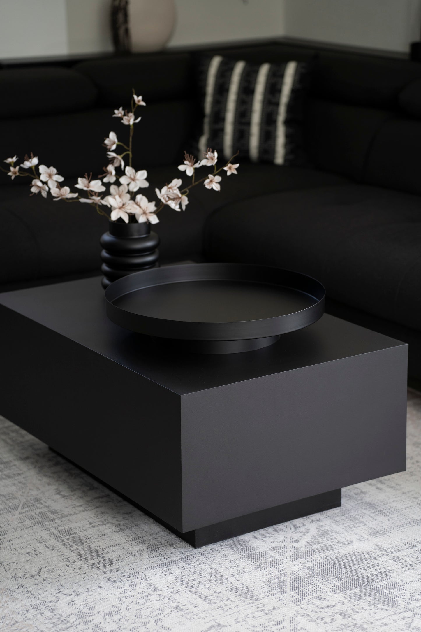 Elegantes rundes Metall-Tablett auf Standfuß in Schwarz
