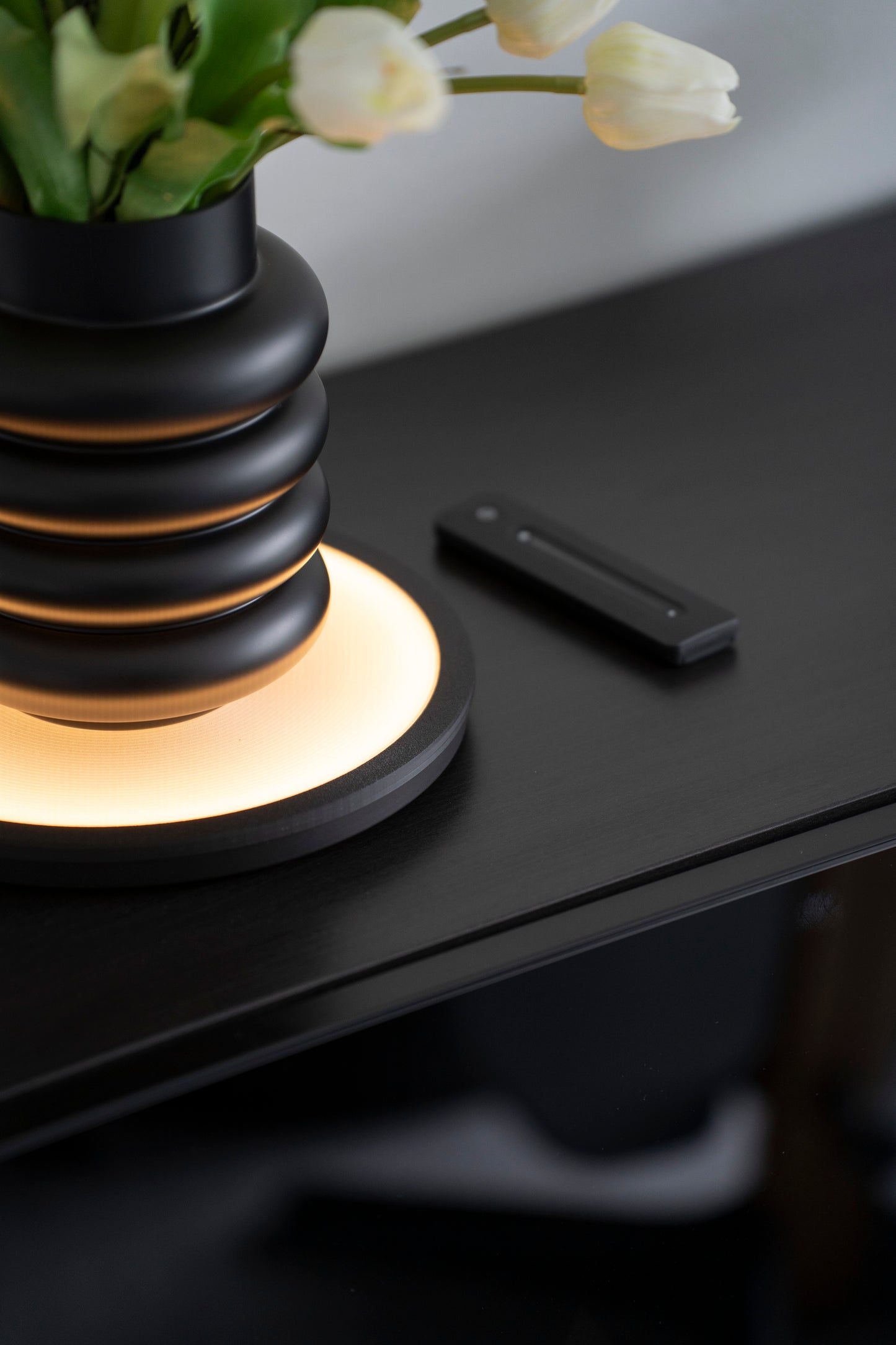 THE STAGE – LED-Lichtbühne für Vasen & Wohnaccessoires mit Fernbedienung