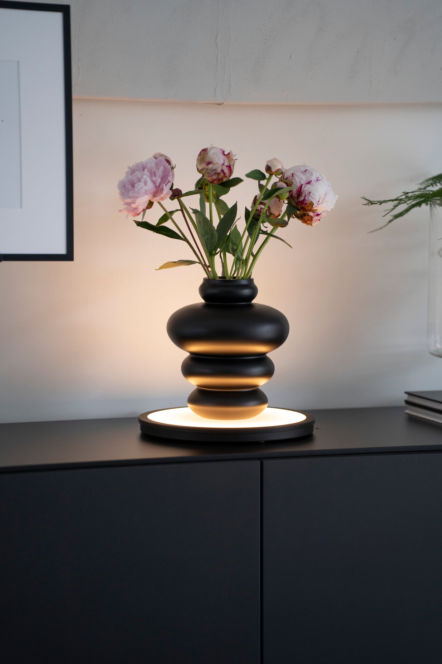 THE STAGE – LED-Lichtbühne für Vasen & Wohnaccessoires mit Fernbedienung