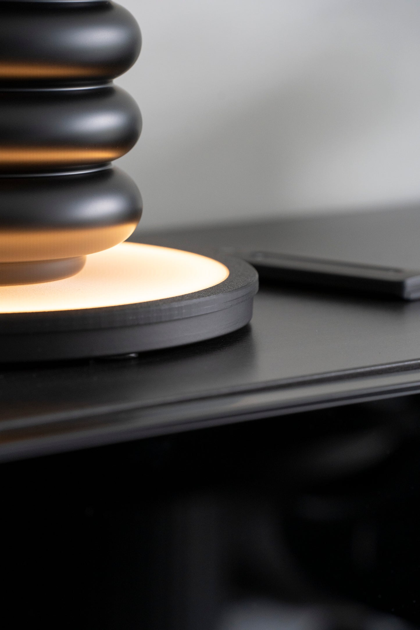 THE STAGE – LED-Lichtbühne für Vasen & Wohnaccessoires mit Fernbedienung