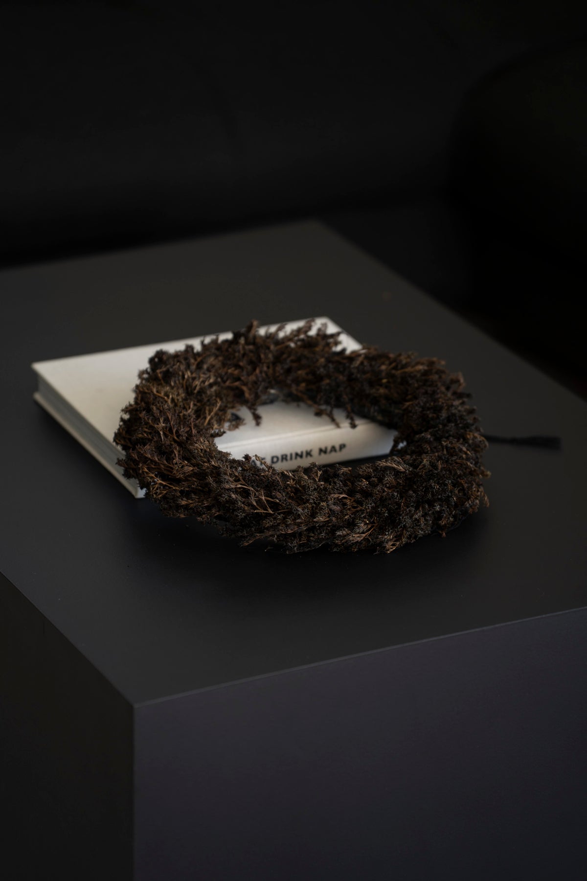 Tatarika Kranz, Schwarz-braun, 30 cm