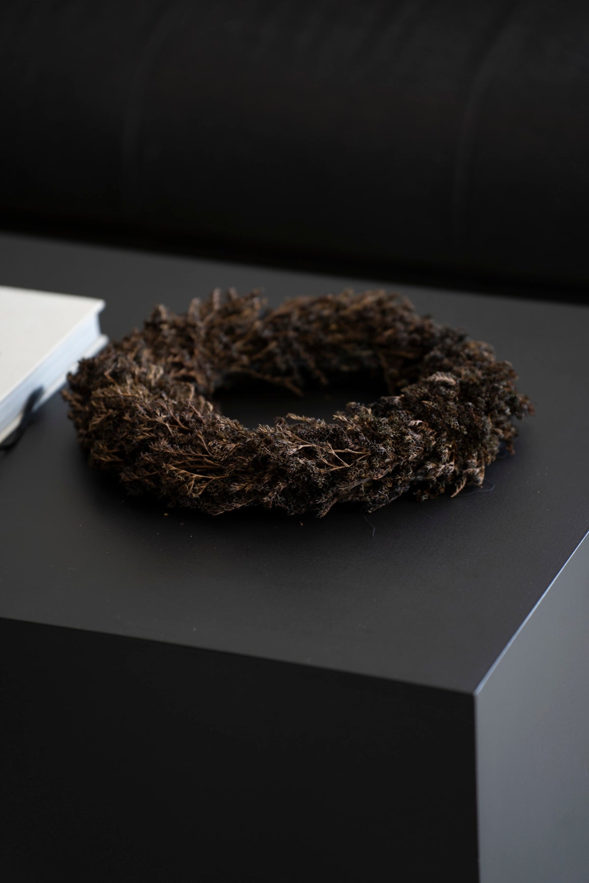 Tatarika Kranz, Schwarz-braun, 30 cm